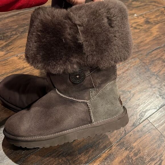 Uggs Bailey Button Triple Boot brown in GUC size 7 - Picture 3 of 9
